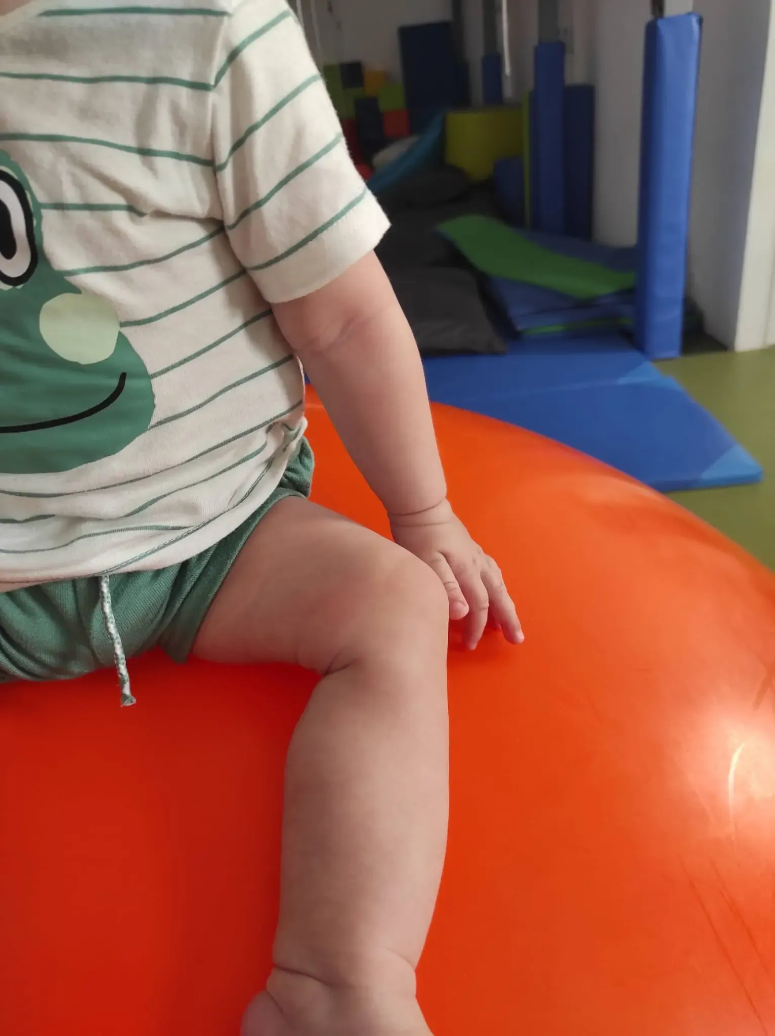 Niño jugando con pelota terapéutica