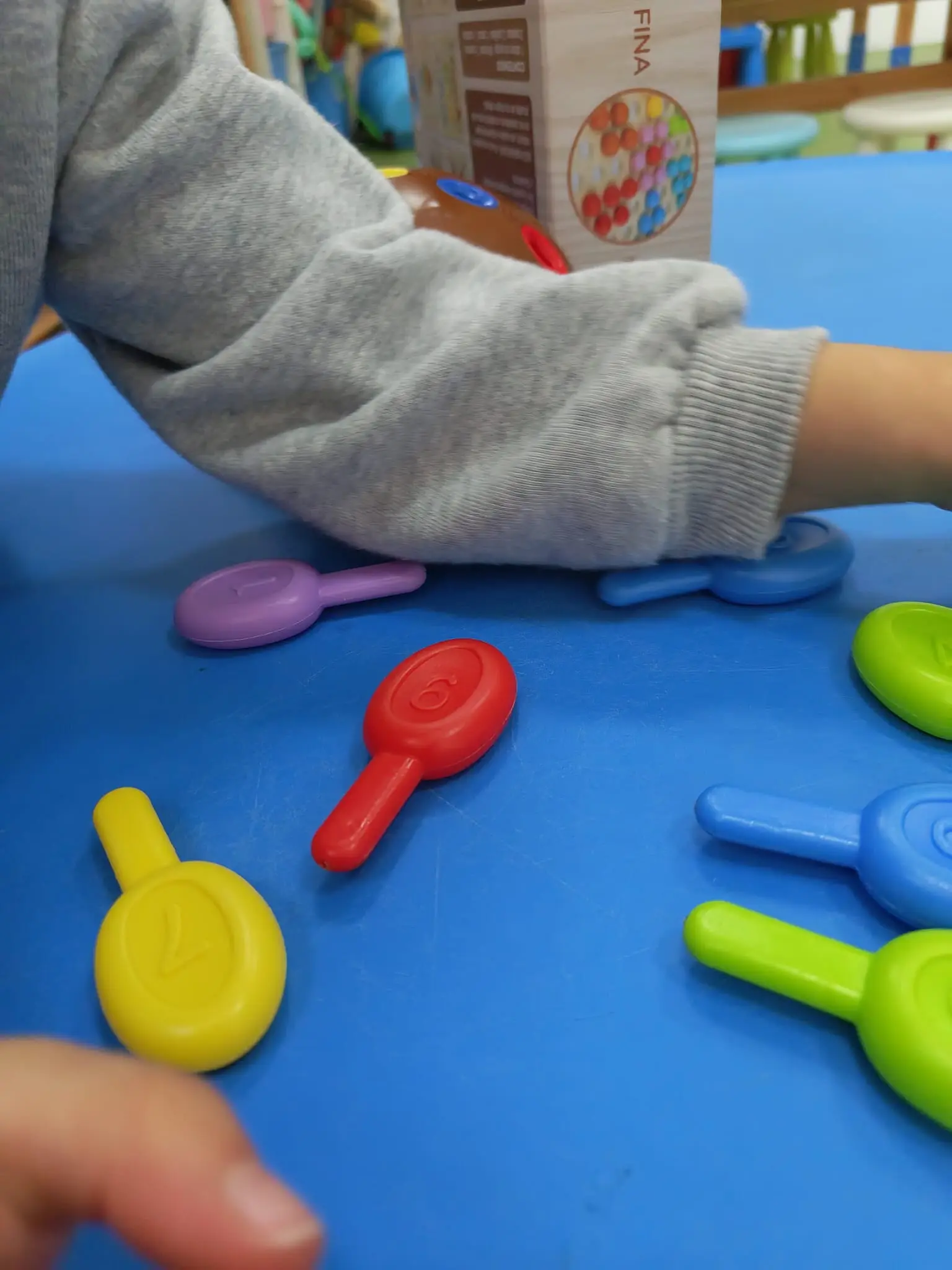 Equipo de amimanera atendiendo a una familia