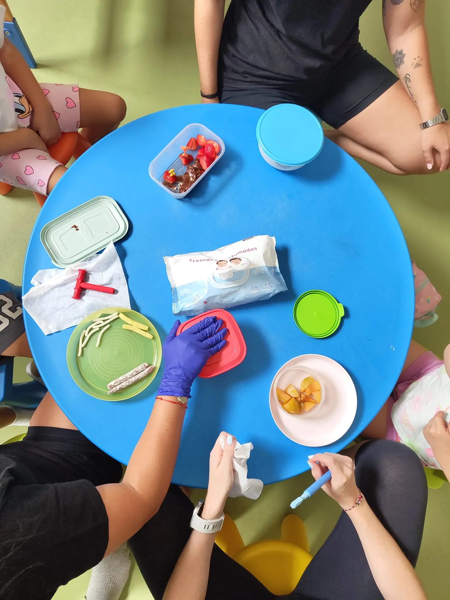 Niño mediante el juego en amimanera